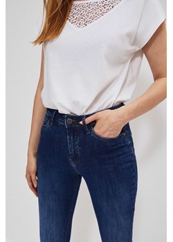 Proste jeansy z przetarciami ze sklepu Moodo.pl w kategorii Jeansy damskie - zdjęcie 145292552