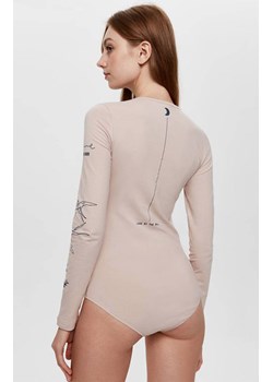 LBD 1430 Bawełniane body damskie z wzorami tatuaży, Kolor beżowy-wzór, Rozmiar XS, Conte - id: 167154 - marki Conte - 145324050 LBD 1430 Bawełniane body damskie z wzorami tatuaży, Kolor beżowy-wzór, Rozmiar XS, Conte ze sklepu Primodo w kategorii Bluzki damskie - zdjęcie 145324050