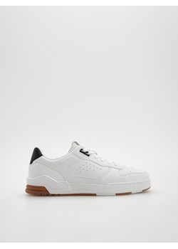 Reserved - Sneakersy z kontrastową wstawką - Biały ze sklepu Reserved w kategorii Buty sportowe męskie - zdjęcie 145392954