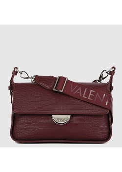 VALENTINO BAGS - Bordowa listonoszka CHILI we wzór krokodyla ze sklepu outfit.pl w kategorii Listonoszki - zdjęcie 145412920