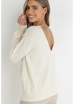 Jasnobeżowy Sweter z Łańcuszkiem na Plecach Veralis ze sklepu Born2be Odzież w kategorii Swetry damskie - zdjęcie 145471872