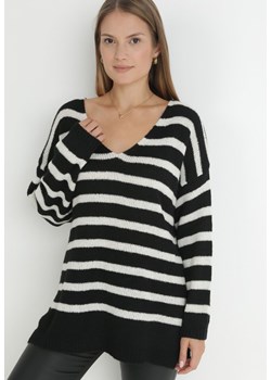 Biało-Czarny Sweter z Wełną w Paski z Trójkątnym Dekoltem Muwsand ze sklepu Born2be Odzież w kategorii Swetry damskie - zdjęcie 145472080