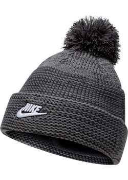 Wywijana czapka z pomponem Nike Sportswear - Szary ze sklepu Nike poland w kategorii Czapki zimowe damskie - zdjęcie 145519824