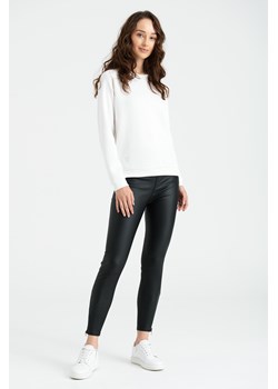 Czarne, woskowane spodnie typu slim ze sklepu Greenpoint.pl w kategorii Spodnie damskie - zdjęcie 146125473