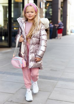 Aubrey Zimowy Metaliczny Płaszcz Dziecięcy dla Dziewczynki Kolor Puder ze sklepu Ligari w kategorii Kurtki dziewczęce - zdjęcie 146312162