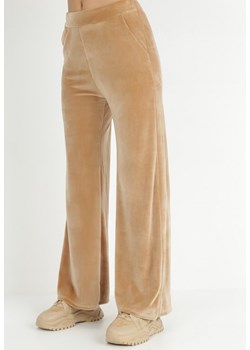 Beżowe Spodnie Dresowe Welurowe Szerokie Colki ze sklepu Born2be Odzież w kategorii Spodnie damskie - zdjęcie 146335001