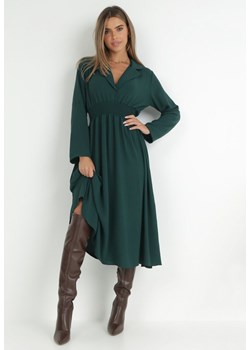 Zielona Sukienka z Kołnierzykiem i Marszczoną Gumką w Talii Zali ze sklepu Born2be Odzież w kategorii Sukienki - zdjęcie 146395114