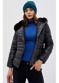 Krótka pikowana kurtka w kolorze czarnym 3908, Kolor czarny, Rozmiar XS, Moodo ze sklepu Primodo w kategorii Kurtki damskie - zdjęcie 146602871