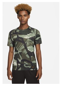 Męska dopasowana koszulka z krótkim rękawem i wzorem moro Nike Pro Dri-FIT - Brązowy ze sklepu Nike poland w kategorii T-shirty męskie - zdjęcie 146639663