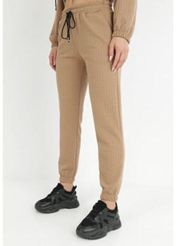Ciemnobeżowe Spodnie Dresowe z Tłoczeniem Faboto ze sklepu Born2be Odzież w kategorii Spodnie damskie - zdjęcie 146686982