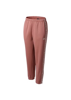 Spodnie New Balance WP13176MIN - różowe ze sklepu streetstyle24.pl w kategorii Spodnie damskie - zdjęcie 146698221