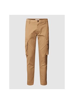 Spodnie cargo z detalami z logo ze sklepu Peek&Cloppenburg  w kategorii Spodnie męskie - zdjęcie 146699434