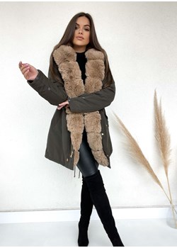 ZIMOWA PARKA WINTER Z FUTRZANYM KOŁNIERZEM KAPTUREM - KHAKI Z CAMELOWYM FUTREM ze sklepu STYLOWO w kategorii Parki damskie - zdjęcie 146700943