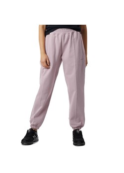 Spodnie New Balance WP23553VSW - różowe ze sklepu streetstyle24.pl w kategorii Spodnie damskie - zdjęcie 146703934