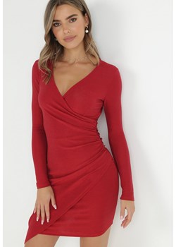 Czerwona Sukienka Kopertowa z Metaliczną Nitką i Marszczeniem Beya ze sklepu Born2be Odzież w kategorii Sukienki - zdjęcie 146771584