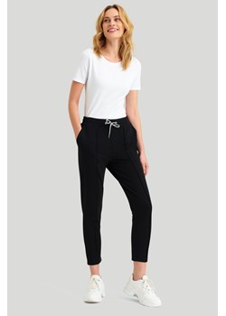 Bawełniane, dzianinowe spodnie z troczkami, czarne ze sklepu Greenpoint.pl w kategorii Spodnie damskie - zdjęcie 146812530
