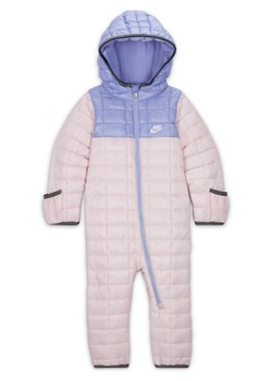 Kombinezon zimowy w kontrastowych kolorach dla niemowląt (12–24 M) Nike - Różowy ze sklepu Nike poland w kategorii Odzież dla niemowląt - zdjęcie 146819460