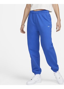Damskie spodnie z dzianiny Nike Solo Swoosh - Niebieski ze sklepu Nike poland w kategorii Spodnie damskie - zdjęcie 146846381