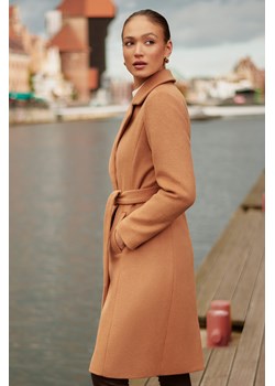 Klasyczny, wełniany płaszcz w beżowym kolorze ze sklepu Greenpoint.pl w kategorii Płaszcze damskie - zdjęcie 146865510