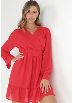 Czerwona Sukienka z Falbanką i Błyszczącą Nitką Geyit ze sklepu Born2be Odzież w kategorii Sukienki - zdjęcie 146929971