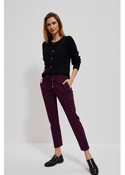 Spodnie z kantem koloru burgund ze sklepu Moodo.pl w kategorii Spodnie damskie - zdjęcie 146986332