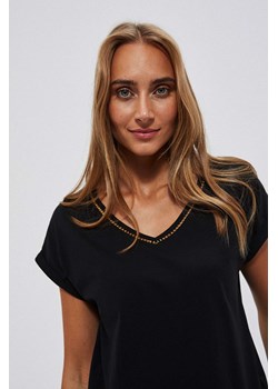 Bluzka ozdobnym dekoltem i krótkimi rękawami czarna ze sklepu Moodo.pl w kategorii Bluzki damskie - zdjęcie 146986363