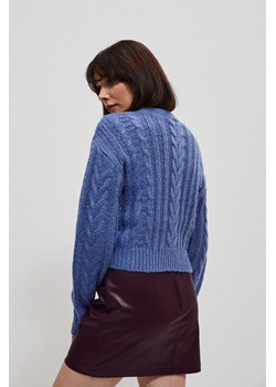 Sweter damski w warkoczowy splot ze sklepu Moodo.pl w kategorii Swetry damskie - zdjęcie 146986384