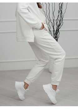 Spodnie dresowe ecru Azuri ze sklepu Eye For Fashion w kategorii Spodnie damskie - zdjęcie 147029961