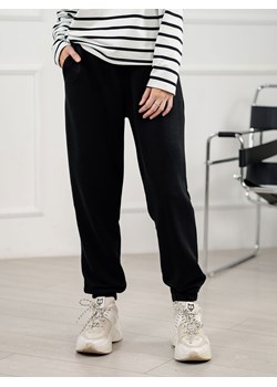 Spodnie dresowe czarne Azuri ze sklepu Eye For Fashion w kategorii Spodnie damskie - zdjęcie 147045890