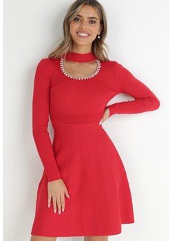 Czerwona Sukienka z Wycięciem przy Dekolcie z Cyrkoniami i Perłami Vari ze sklepu Born2be Odzież w kategorii Sukienki - zdjęcie 147271322