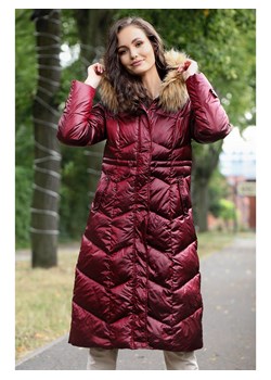 Pikowany płaszcz ściągany na troczek z kapturem Perso ze sklepu Eye For Fashion w kategorii Płaszcze damskie - zdjęcie 147577491