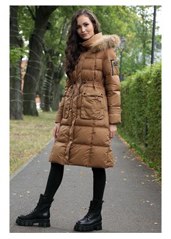 Puchowy płaszcz ściągany w pasie z kapturem Perso ze sklepu Eye For Fashion w kategorii Płaszcze damskie - zdjęcie 147577511