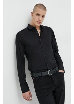 HUGO koszula męska kolor czarny slim z kołnierzykiem klasycznym ze sklepu ANSWEAR.com w kategorii Koszule męskie - zdjęcie 147577893