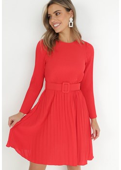 Czerwona Sukienka Plisowana z Paskiem Flyne ze sklepu Born2be Odzież w kategorii Sukienki - zdjęcie 147589840