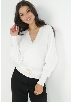 Biały Kopertowy Sweter z Klamerką Gelfi ze sklepu Born2be Odzież w kategorii Swetry damskie - zdjęcie 147710540