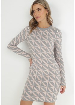 Jasnoróżowa Sukienka Dzianinowa w Geometryczny Wzór Hynnee ze sklepu Born2be Odzież w kategorii Sukienki - zdjęcie 147902161