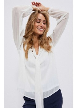 Bluzka koszulowa z wiązanym dekoltem w kolorze ecru 3945, Kolor ecru, Rozmiar XS, Moodo ze sklepu Primodo w kategorii Koszule damskie - zdjęcie 148037574