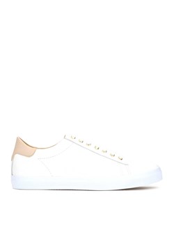 Białe sneakersy damskie ze sklepu Kazar w kategorii Trampki damskie - zdjęcie 148086043