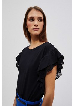 Bluzka z falbaną na ramionach czarna ze sklepu Moodo.pl w kategorii Bluzki damskie - zdjęcie 148103113