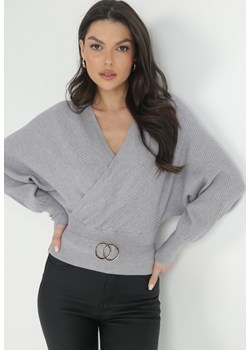 Szary Kopertowy Sweter z Klamerką Gelfi ze sklepu Born2be Odzież w kategorii Swetry damskie - zdjęcie 148139141