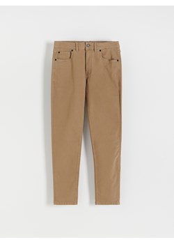 Reserved - Spodnie regular fit - Zielony ze sklepu Reserved w kategorii Spodnie męskie - zdjęcie 148250344
