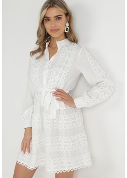 Biała Sukienka Koszulowa z Wiązanym Paskiem i Ażurowymi Taśmami Dimi ze sklepu Born2be Odzież w kategorii Sukienki - zdjęcie 148313414