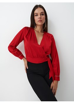 Mohito - Kopertowa bluzka z wiązaniem - Czerwony ze sklepu Mohito w kategorii Bluzki damskie - zdjęcie 148583053