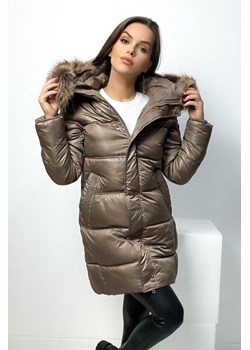 puchowa zimowa kurtka płaszcz royal z kapturem i futrem jenot - jasny brąz ze sklepu STYLOWO w kategorii Kurtki damskie - zdjęcie 148606540