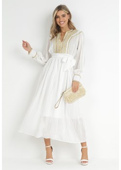 Biała Sukienka z Metaliczną Nitką i Koronkowym Dekoltem Karissa ze sklepu Born2be Odzież w kategorii Sukienki - zdjęcie 149089850