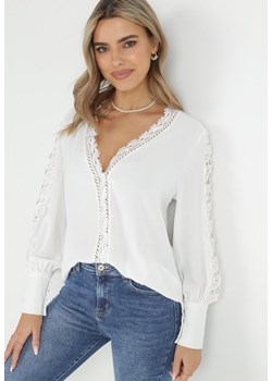 Biała Koszula z Koronkowym Rękawem i Dekoltem Audrina ze sklepu Born2be Odzież w kategorii Koszule damskie - zdjęcie 149160291