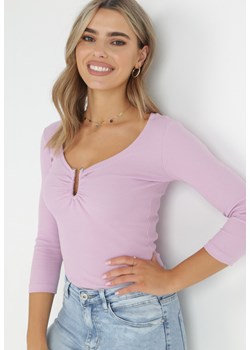Różowa Bluzka z Prążkowanej Dzianiny z Metalową Ozdobą Orania ze sklepu Born2be Odzież w kategorii Bluzki damskie - zdjęcie 149389350