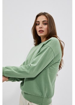 Bluza z dekoltem na plecach oliwkowa ze sklepu Moodo.pl w kategorii Bluzy damskie - zdjęcie 149410072