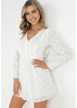 Biała Haftowana Sukienka z Gumką w Pasie i Trójkątnym Dekoltem Rinolusia ze sklepu Born2be Odzież w kategorii Sukienki - zdjęcie 149450914