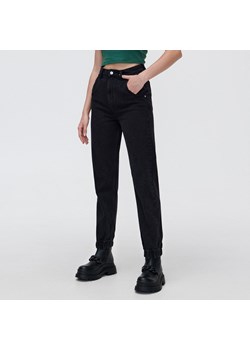 Cropp - Czarne jeansowe joggery - Czarny ze sklepu Cropp w kategorii Jeansy damskie - zdjęcie 149463514